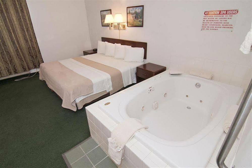 Americas Best Value Inn Zumbrota Exterior photo